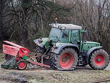 Kolejny wypadek na drodze wojewódzkiej nr 677 z udziałem ciągnika rolniczego.