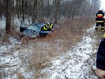Wypadek auta osobowego na drodze wojewódzkiej 677