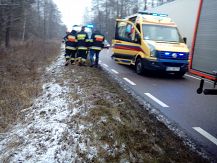 Wypadek auta osobowego na drodze wojewódzkiej 677