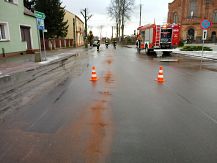 Śliska plama ropy na drodze w centrum Śniadowa.