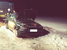 Groźny wypadek. Renault przygniotło mężczyznę do Iveco