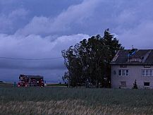 Wiatr zrywał dachy i powalał drzewa. Tragiczne skutki nawałnicy.