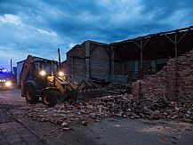 Wiatr zrywał dachy i powalał drzewa. Tragiczne skutki nawałnicy.