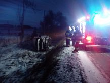 Pożar instalacji elektrycznej, zalana piwnica  oraz samochód w przydrożnym rowie.