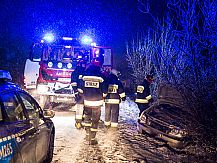 Ślisko i trudne warunki na drogach! Auta lądowały w rowach