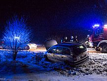 Ślisko i trudne warunki na drogach! Auta lądowały w rowach