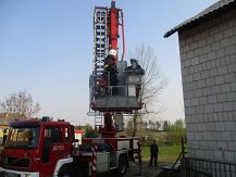 Zerwane pokrycie dachowe budynku gospodarczego w Ratowie Piotrowie