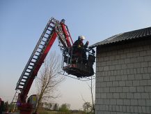 Zerwane pokrycie dachowe budynku gospodarczego w Ratowie Piotrowie