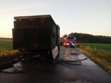 Pożar naczepy auta ciężarowego