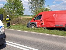 Kolizja trzech aut na drodze wojewódzkiej 677 w pobliżu miejscowości Koziki