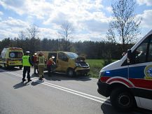 Kolizja trzech aut na drodze wojewódzkiej 677 w pobliżu miejscowości Koziki