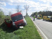 Kolizja trzech aut na drodze wojewódzkiej 677 w pobliżu miejscowości Koziki