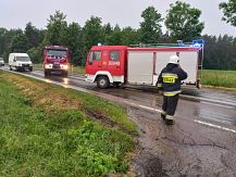 Wypadek trzech aut na drodze wojewódzkiej 677