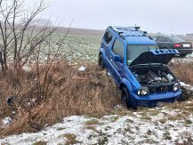 Suzuki wypadło z drogi – skutki marznącej mżawki