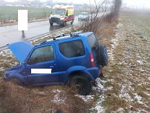 Suzuki wypadło z drogi – skutki marznącej mżawki