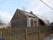 Zerwane poszycie dachowe w miejscowości Chomentowo