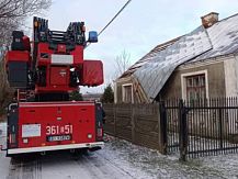 Zerwane poszycie dachowe w miejscowości Chomentowo