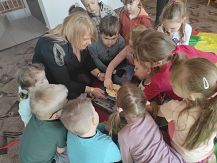 Głośne czytanie na bibliotecznym dywanie