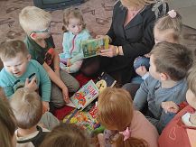 Głośne czytanie na bibliotecznym dywanie