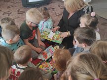 Głośne czytanie na bibliotecznym dywanie