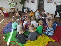 Głośne czytanie na bibliotecznym dywanie