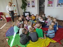 Głośne czytanie na bibliotecznym dywanie