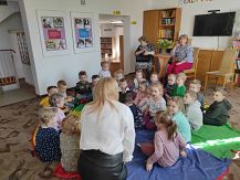 Głośne czytanie na bibliotecznym dywanie