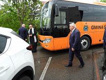 Oficjalne przekazanie autobusu szkolnego z okazji Dnia Dziecka