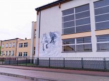 Historyczny mural na Szkole Podstawowej w Śniadowie