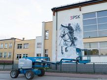 Historyczny mural na Szkole Podstawowej w Śniadowie