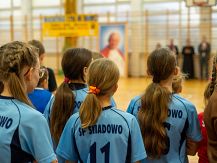Sukces dziewcząt i chłopców w XVI Turnieju Piłki Halowej Dzieci i Młodzieży SK Caritas w Szumowie