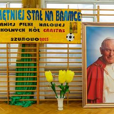 Sukces dziewcząt i chłopców w XVI Turnieju Piłki Halowej Dzieci i Młodzieży SK Caritas w Szumowie