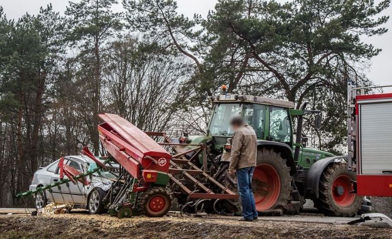 Kolejny wypadek na drodze wojewódzkiej nr 677 z udziałem ciągnika rolniczego.