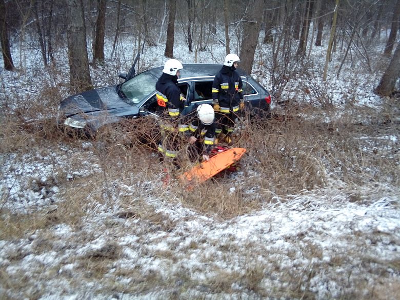 Wypadek auta osobowego na drodze wojewódzkiej 677