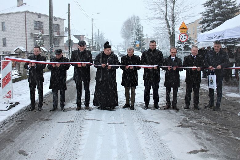 Symboliczne otwarcie dróg w zimowej scenerii