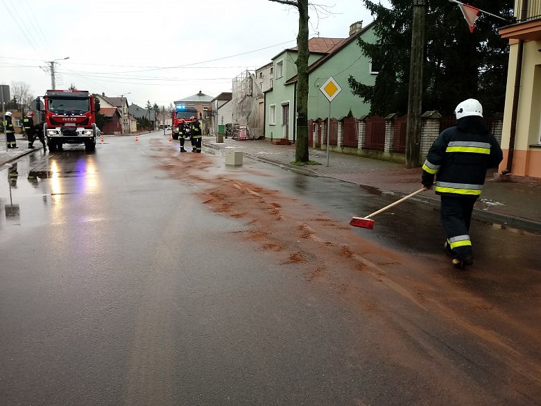 Śliska plama ropy na drodze w centrum Śniadowa.