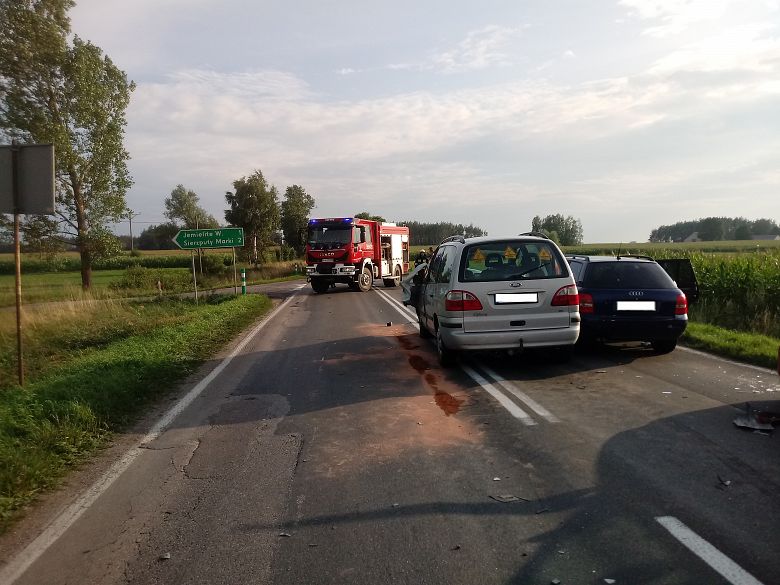 Wypadek na drodze 677 w okolicy Konopk Młodych