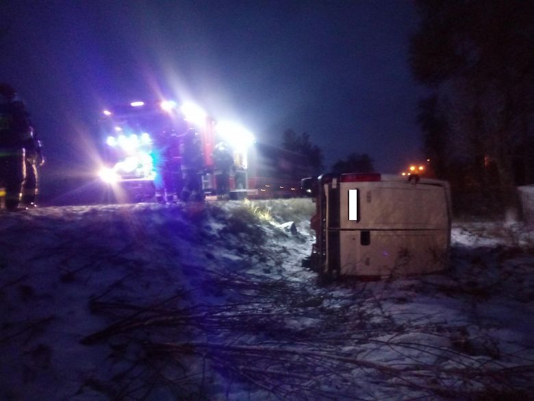 Pożar instalacji elektrycznej, zalana piwnica  oraz samochód w przydrożnym rowie.