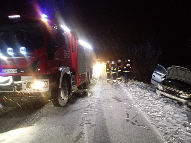 Ślisko i trudne warunki na drogach! Auta lądowały w rowach