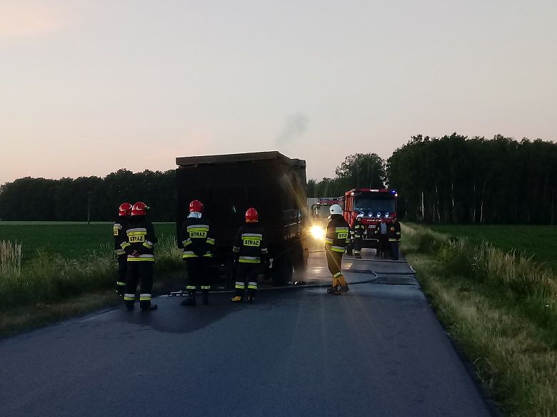 Pożar naczepy auta ciężarowego