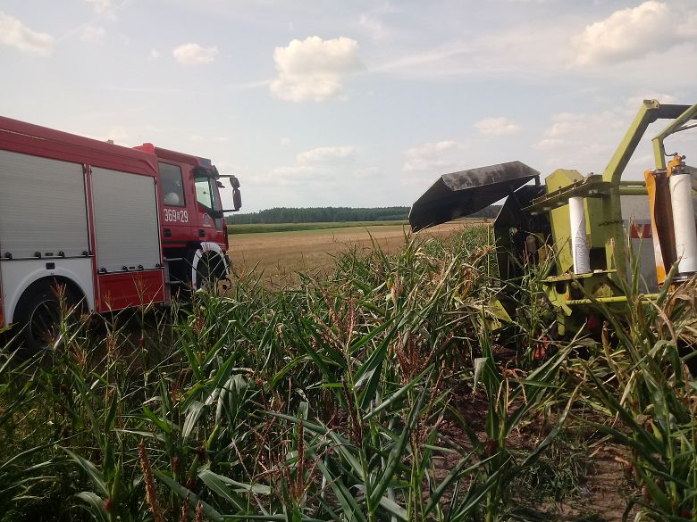 Pożar belarki i słomy na polu w pobliżu miejscowości Dębowo