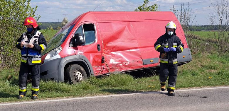 Kolizja trzech aut na drodze wojewódzkiej 677 w pobliżu miejscowości Koziki