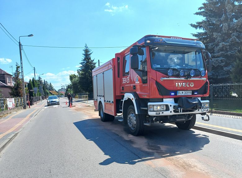 Niebezpieczna plama ropy na ulicy w Śniadowie