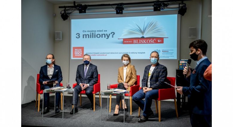 Trzy miliony rozdanych książek w kampanii „Mała książka – wielki człowiek”