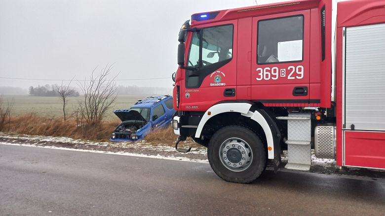 Suzuki wypadło z drogi – skutki marznącej mżawki