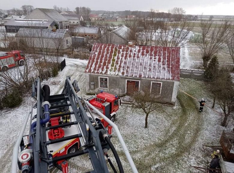 Zerwane poszycie dachowe w miejscowości Chomentowo